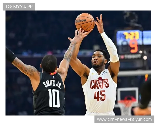 米切尔外线再中三分，骑士保持火力输出